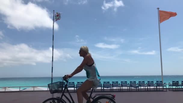 Nice Fransa Haziran 2018 Nsanlar Bisiklet Arka Planda Tatilcilerin Promenade — Stok video