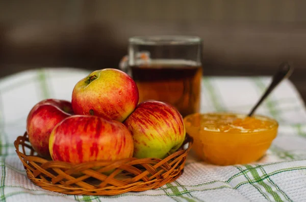 Taza Manzana Miel Desayuno Sabroso Saludable Mantel Blanco Concepto Campo — Foto de Stock