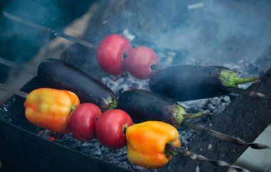 Izgara sebze yemek. Bütün sebzeler ile barbekü. Yakın çekim
