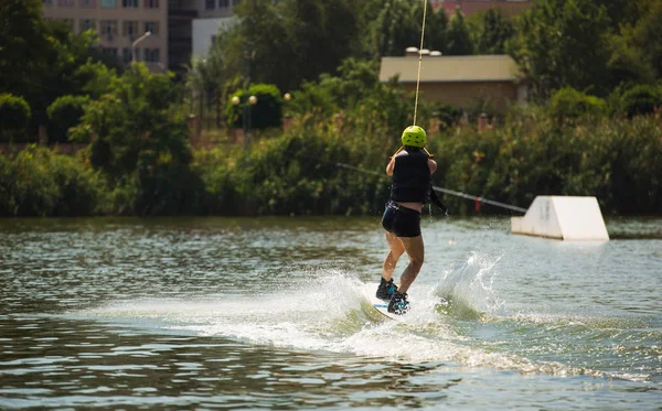 Genç kadın çalışma Wakeboarding bir göl kenarında
