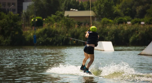 Genç kadın çalışma Wakeboarding bir göl kenarında