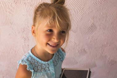 tablet bilgisayar kullanarak sevimli küçük kız. 