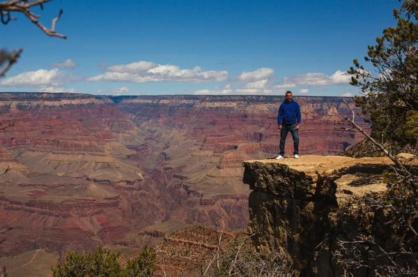 Male Hiker Standing Famous Point Beautiful View Background Sunny Day — Stock Photo, Image