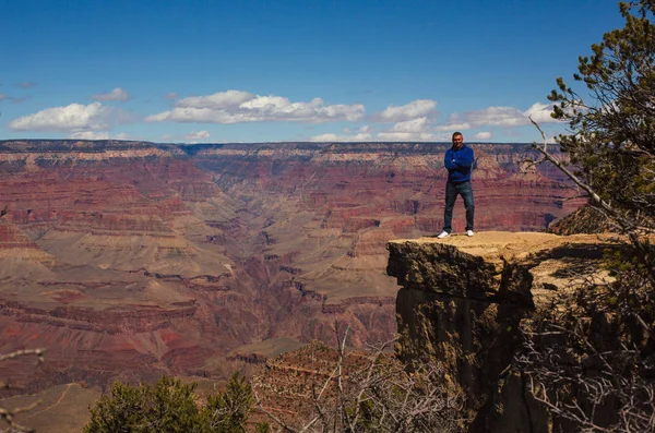 Caminhante Masculino Está Ponto Famoso Vista Bonita Fundo Dia Ensolarado — Fotografia de Stock