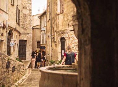 Saint Paul De Vence, Fransa - 8 Haziran, 2018: eski Fransız yedekte yürüyen genç bir kadın turist