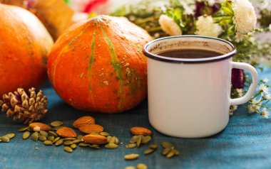 Sonbahar sabah fincan kahve, dekoratif Pumpkins, fındık, koni ile rahat. Cadılar Bayramı ruh hali