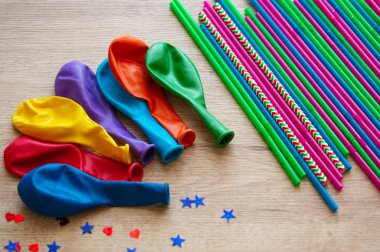 Balonlar, tübüllerin bir kokteyl ve konfeti ahşap arka plan üzerinde. Tatil kavramı. Parlak arka plan