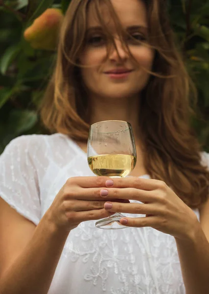 Belle Jeune Femme Sur Une Robe Blanche Tenant Verre Poire — Photo