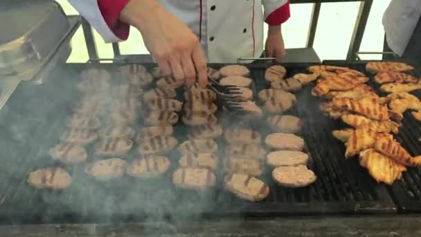ジューシーで食欲をそそる牛肉のカツレツは グリルで調理 白手袋になりますに反対側に調理手 — ストック動画