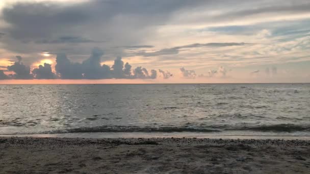 Denizi Güzel Pembe Günbatımı Dalgalar Yavaşça Plaj Üzerine Yıkama — Stok video