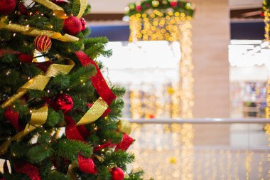 Dekorasyon alışveriş merkezi ile Noel ağacı.
