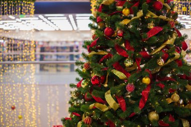Dekorasyon alışveriş merkezi ile Noel ağacı.