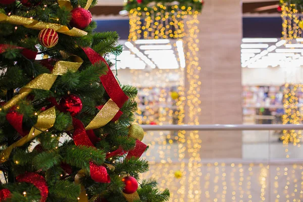 Dekorasyon alışveriş merkezi ile Noel ağacı.