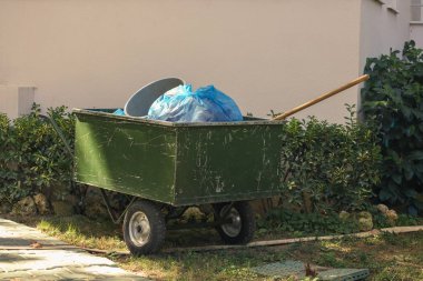 Çöp ile eski yeşil arabası. Yaz da