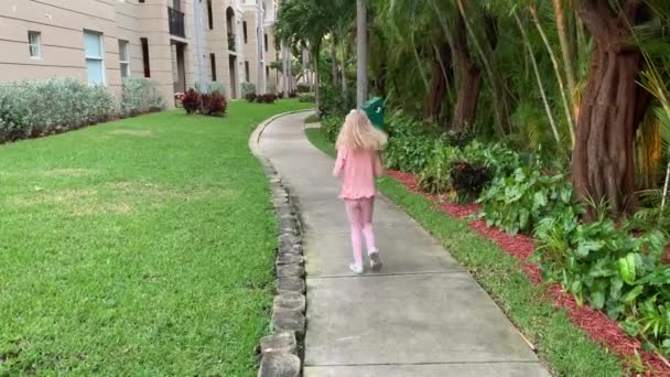 Gelukkig Meisje Loopt Door Het Park Tuin — Stockvideo
