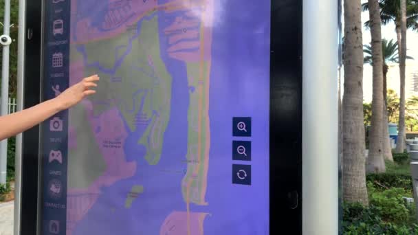 迈阿密 Usa 2018年12月22日 智慧城市技术概念 年轻人在迈阿密使用现代城市应用 男性游客触摸大数字屏幕 — 图库视频影像