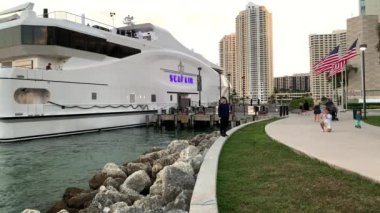 Miami, Fl, Amerika Birleşik Devletleri - 5 Ocak 2019: Amerikan bayrakları binalar arka plan üzerinde. Downtown Miami. Bayside bölgesinde ünlü insanlar