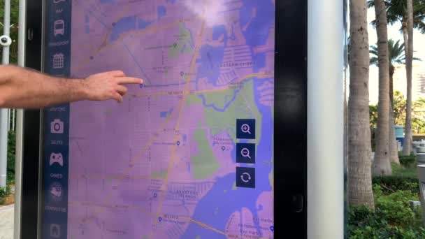 迈阿密 Usa 2018年12月30日 智慧城市技术概念 年轻人在迈阿密使用现代城市应用 男性游客触摸大数字屏幕 — 图库视频影像