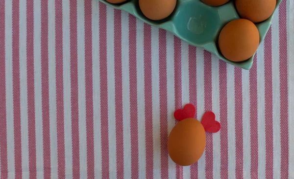 Uovo Pollo Marrone Biologico Decorato Con Due Cuori Rossi Come — Foto Stock