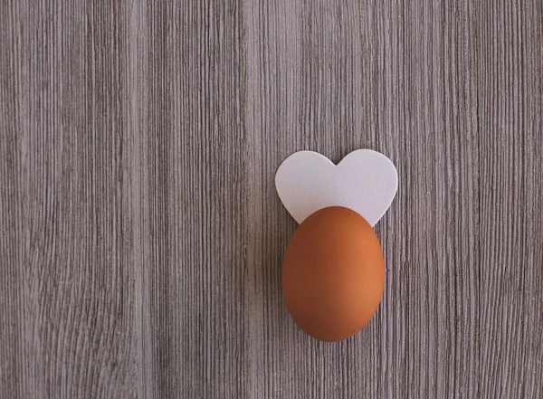 Huevo Pollo Marrón Orgánico Decorado Con Corazón Blanco Como Orejas — Foto de Stock