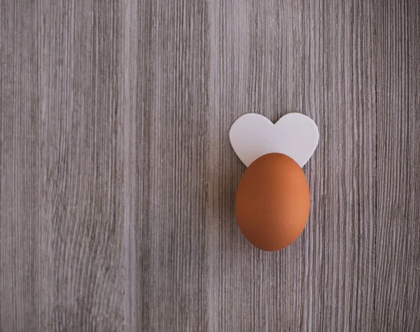 Huevo Pollo Marrón Orgánico Decorado Con Corazón Blanco Como Orejas — Foto de Stock