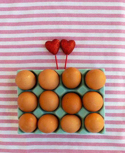 Huevos Pollo Marrón Una Caja Plástico Azul Decorado Con Dos — Foto de Stock