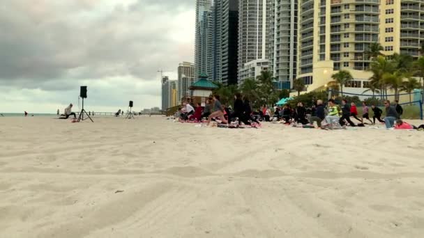 Miami Eua Janeiro 2019 Aula Yoga Grupo Praia Areia Pôr — Vídeo de Stock