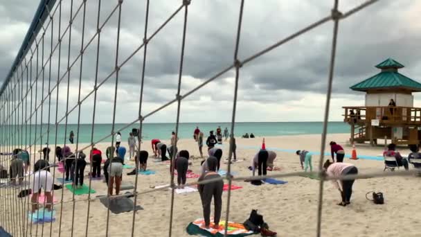 Miami Eua Janeiro 2019 Aula Yoga Grupo Praia Areia Pôr — Vídeo de Stock