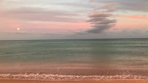 Spiaggia Sabbia Oceano Momento Del Tramonto Meraviglioso Cielo Bella Luna — Video Stock