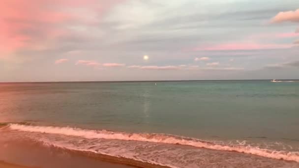 Praia Areia Oceano Momento Pôr Sol Céu Maravilhoso Lua Cheia — Vídeo de Stock