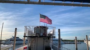 Amerikan bayrağı direği bir yelkenli teknenin Marinada rüzgarda sallayarak