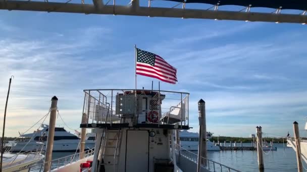 Amerikanische Flagge Weht Wind Mast Eines Segelbootes Der Marina — Stockvideo