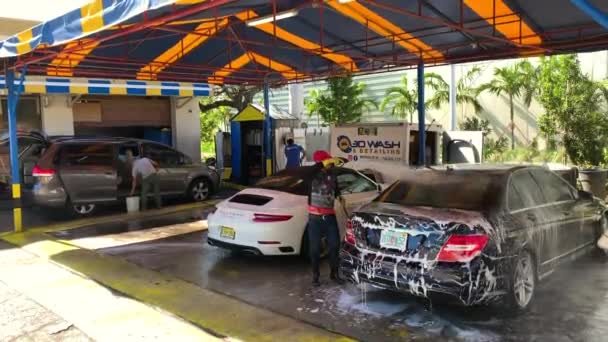 Miami Usa Januar 2019 Professionelle Arbeiter Waschen Schwarze Mercedes Autowerkstatt — Stockvideo