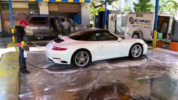 Miami Eua Janeiro 2019 Professional Worker Washing White Porsche Oficina — Vídeo de Stock