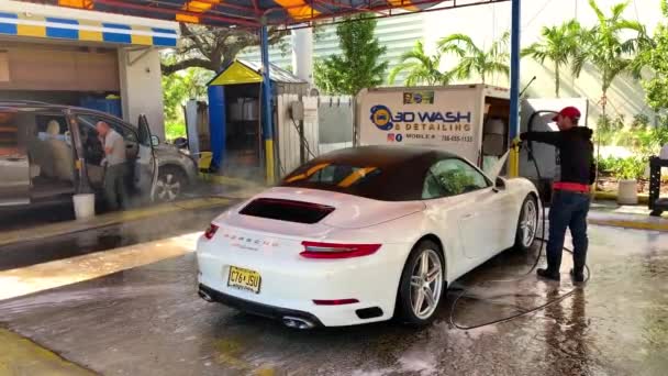 Miami Eua Janeiro 2019 Professional Worker Washing White Porsche Oficina — Vídeo de Stock