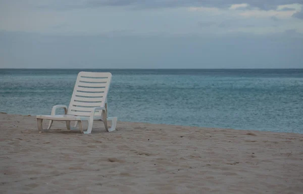 Una Sedia Spiaggia Bianca Sulla Bellissima Spiaggia Del Tramonto Oceano — Foto Stock