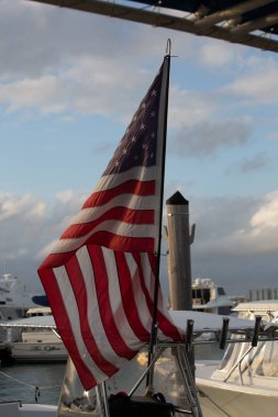 Amerikan bayrağı direği bir yelkenli teknenin Marinada rüzgarda sallayarak