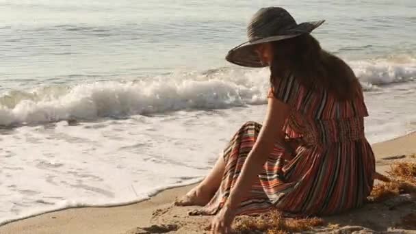 Giovane Donna Vestita Colore Cappello Seduta Sulla Costa Dell Oceano — Video Stock