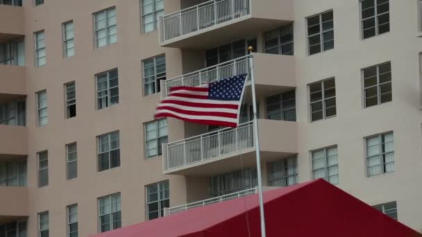 Amerikanische Flagge Bei Starkem Wind Bauen Auf Einem Hintergrund — Stockvideo