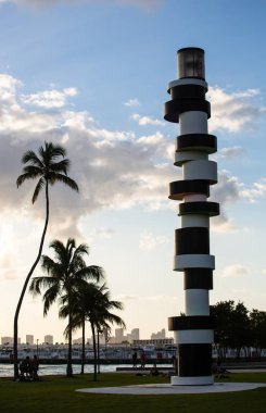Miami, FL, ABD-Mart 29, 2019: Obstinate Lighthouse, Alman sanatçı Tobias Rehberger tarafından bir kurulum, Güney Pointe Park duruyor. Güney BEAC