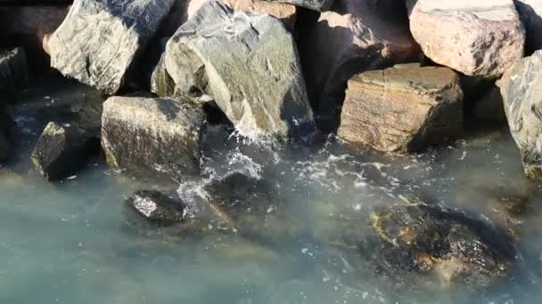 Ondas Golpeando Costa Rocosa Del Océano Cerca Vídeo Antecedentes — Vídeos de Stock