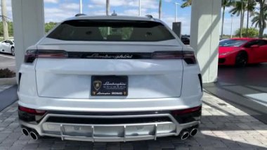 Miami, Fl, Usa - 16 Nisan 2019: Lüks Beyaz Lamborghini Urus, Broward Caddesi'nde park etti. Araba bir alarm yanıp sönüyor (Back View). Lamborghini Urus İtalyan otomobil üreticisi tarafından üretilen bir Suv, 4k
