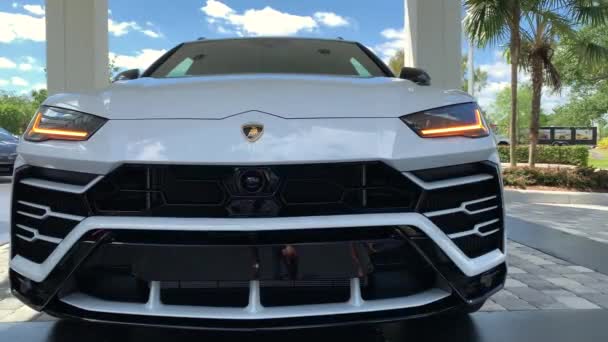 迈阿密 佛罗里达州 2019年4月16日 豪华白色兰博基尼乌鲁斯停在布劳沃德的街道 汽车正在闪烁报警器 兰博基尼乌鲁斯是一款由意大利汽车制造商生产的Suv — 图库视频影像