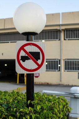 Yol işareti: Kamyon yok