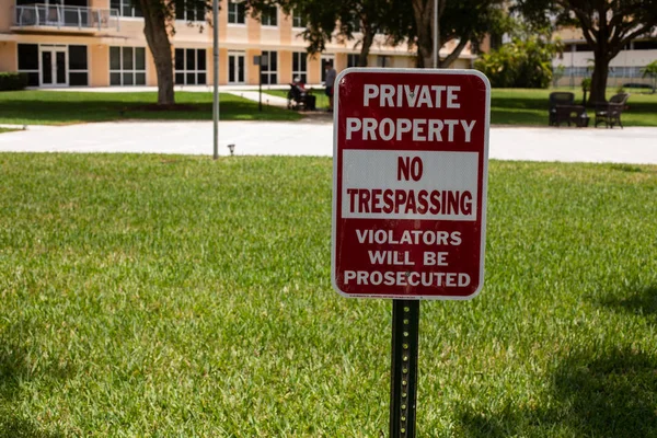 Private property - No Trespassing sign — Stock Photo, Image