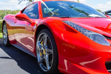 Yan yolda güzel Kırmızı Ferrari park.