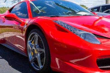 Yan yolda güzel Kırmızı Ferrari park.