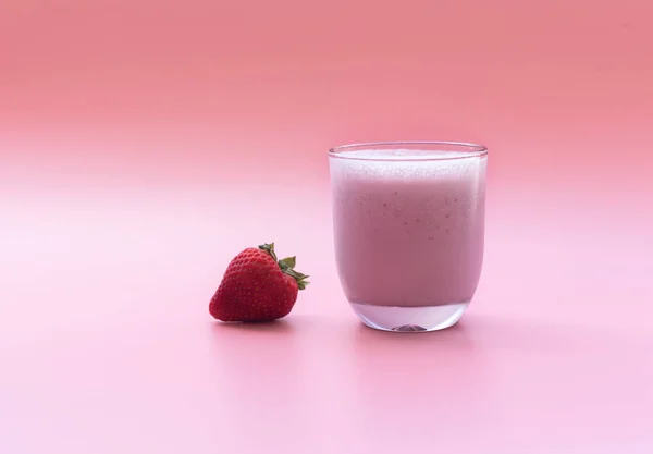 Milkshake de morango fresco — Fotografia de Stock