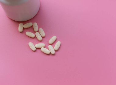 Pembe Arka Plan üzerine Tabletler