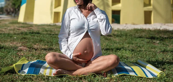 Беременная женщина занимается йогой — стоковое фото
